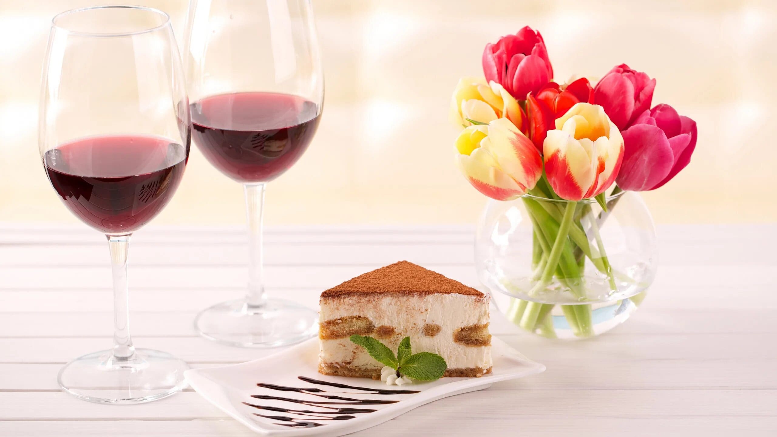 Kieliszek wina i kwiaty na stole w restauracji LuckyBite